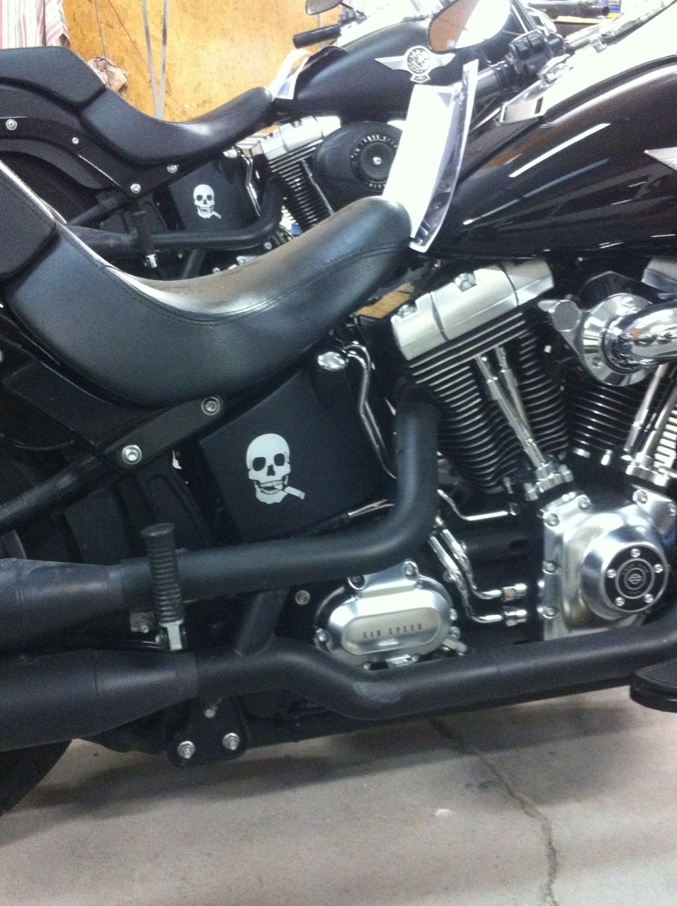 A voir....les motos qui ont demandé une peinture sur réservoir d'huile...