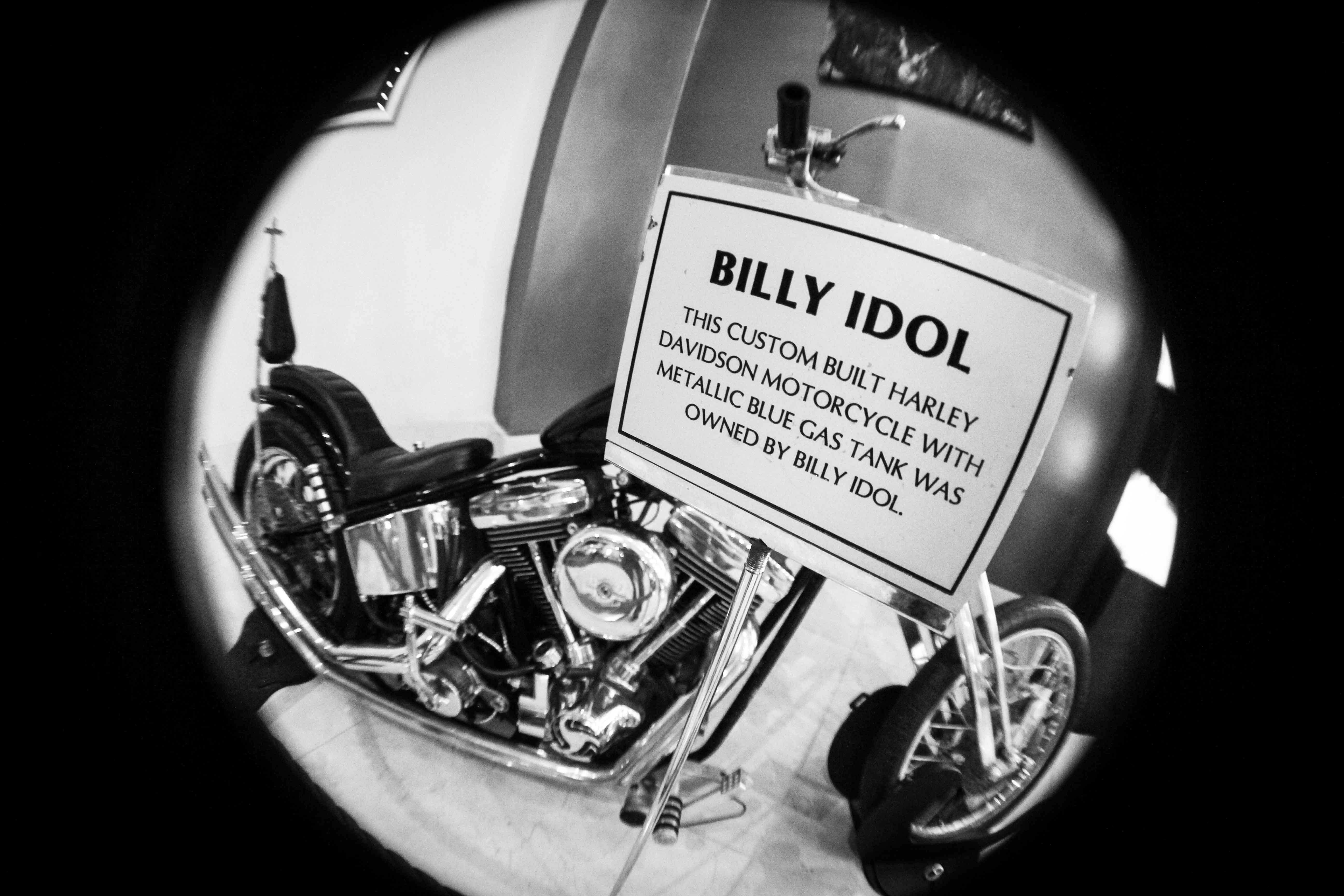 Billy_Idol's_custom_built_Harley_Davidson_Motorcycle_with_metallic_blue_gas_tank_-_HRC_Punta_Cana